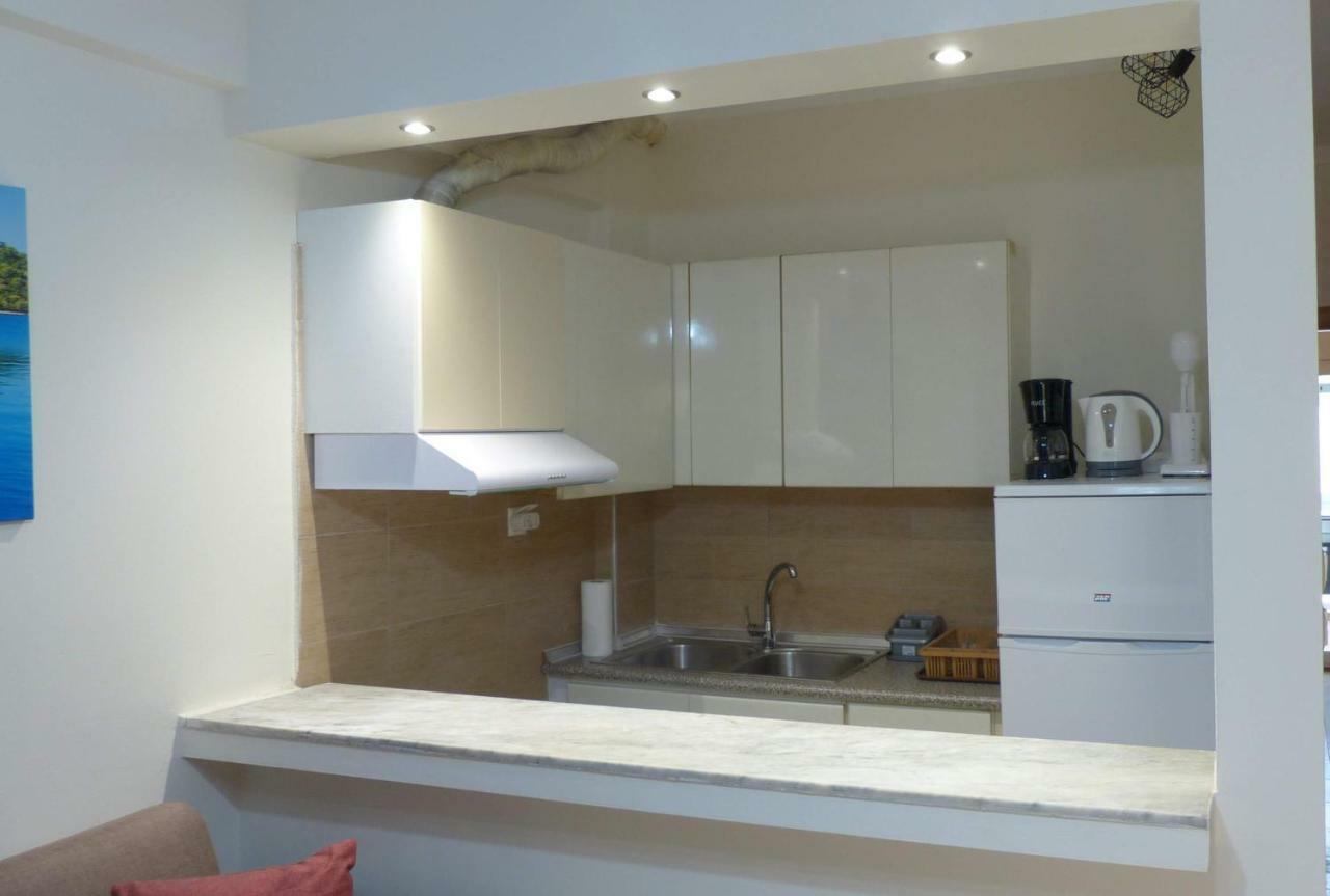 White Apartment 70M From The Sea Nea Peramos  Exterior photo